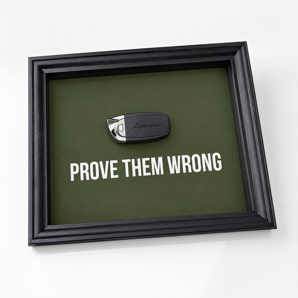 een stijlvol zwart kader met een groene achterkant, met een echte Lamborghini sleutel. de motiverende tekst in het kader leest: prove them wrong. 