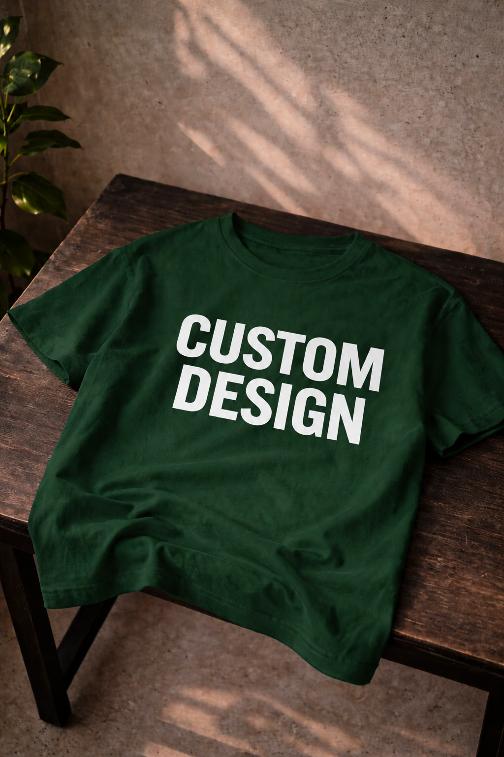 een blanco t-shirt, met de tekst: custos design. bedoeld zodat mensen zelf een eigen ontwerp kunnen kiezen. 