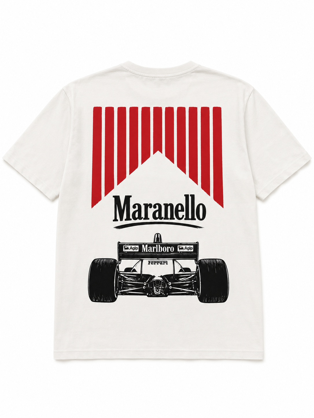 Een wit t-shirt met op de rug een vintage ontwerp van een klassieke ferrari formule 1 wagen. We zien het opschrift: Maranello en het ontwerp verwijst zacht naar het klassieke marlboro logo. 