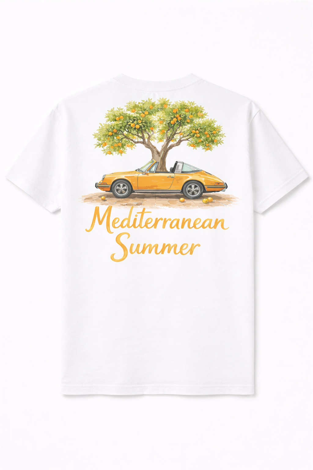 Wit t-shirt met een losse pasvorm. op de rug staat een design van een oranje klassieke Porsche 964 targa met een grote mooie sinaasappelboom. onder het ontwerp staat in sierlijke letters Mediterranen Summer. 