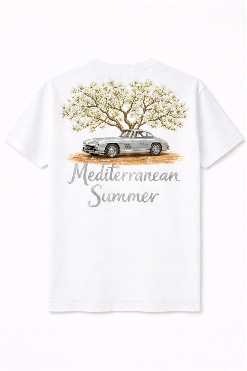 T-shirt, wit met losse pasvorm. op de rug zien we een ontwerp van een zilverkleurige mercedes sl300 Gullwing, met een mooie sierlijke boom met witte bloesems. het ontwerp wekt een mediterraanse sfeer. 