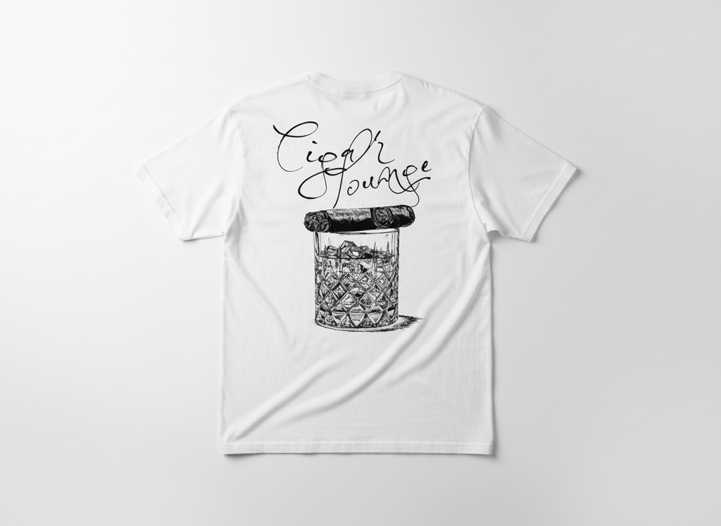 Wit t-shirt met een losse pasvorm. we zien op de rug een ontwerp met eenwhisky-glas en een sigaar, met opschrift cigar lounge. 