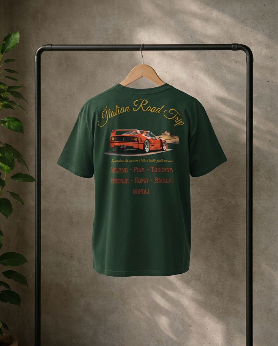 een donkergroen t-shirt met een Italiaans geinspireerd ontwerp dat een Ferrari f40 en een road trip met verschillende bestemmingen omvat zoals Milaan, Pisa,Toscane,Florence,Rome,Amalfi en