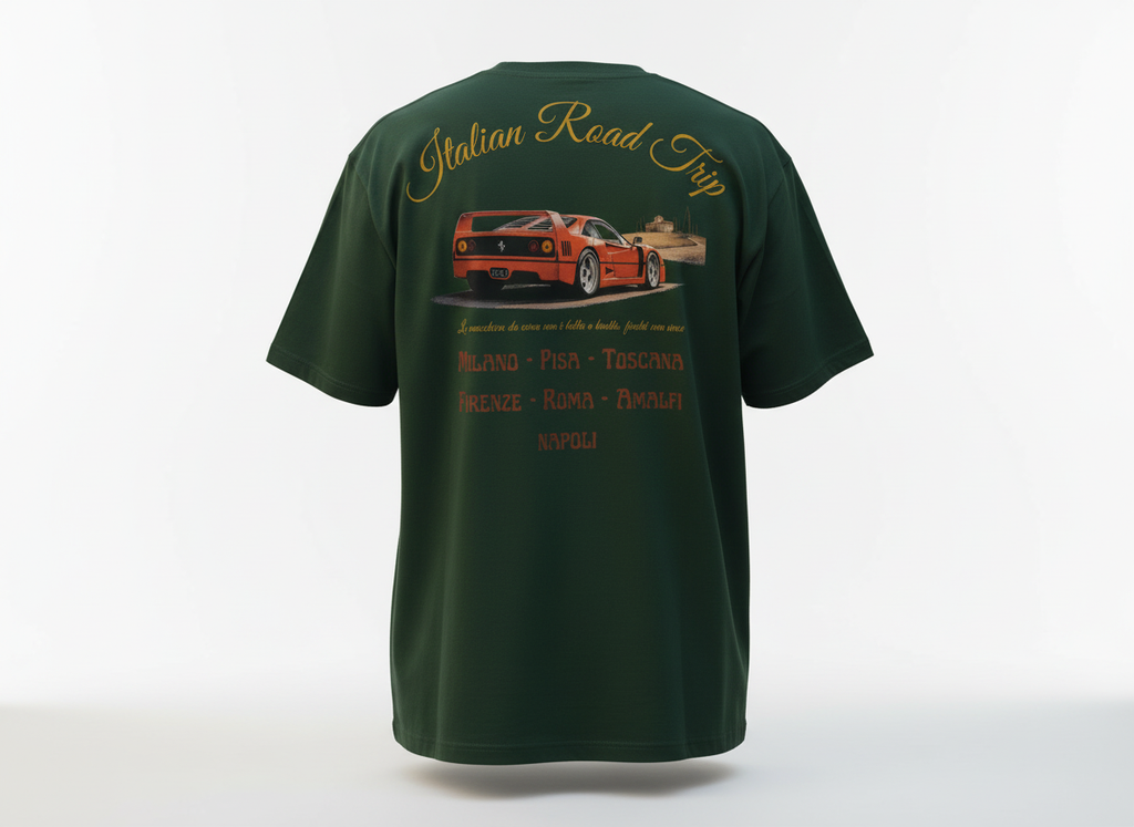 Een man draagt een donkergroen t-shirt met een Italiaans geinspireerd ontwerp dat een Ferrari f40 en een road trip met verschillende bestemmingen omvat zoals Milaan, Pisa,Toscane,Florence,Rome,Amalfi en Napels.