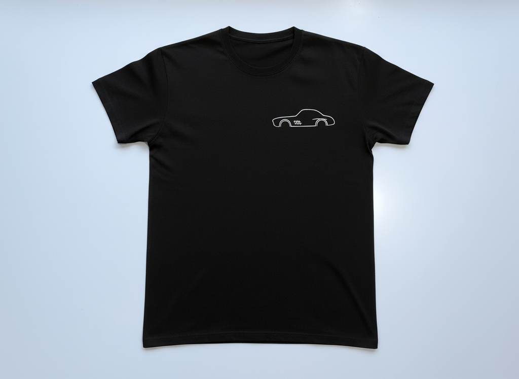 een zwart t-shirt met een losse pasvorm. we zien een minimalistisch mercedes silhouette.