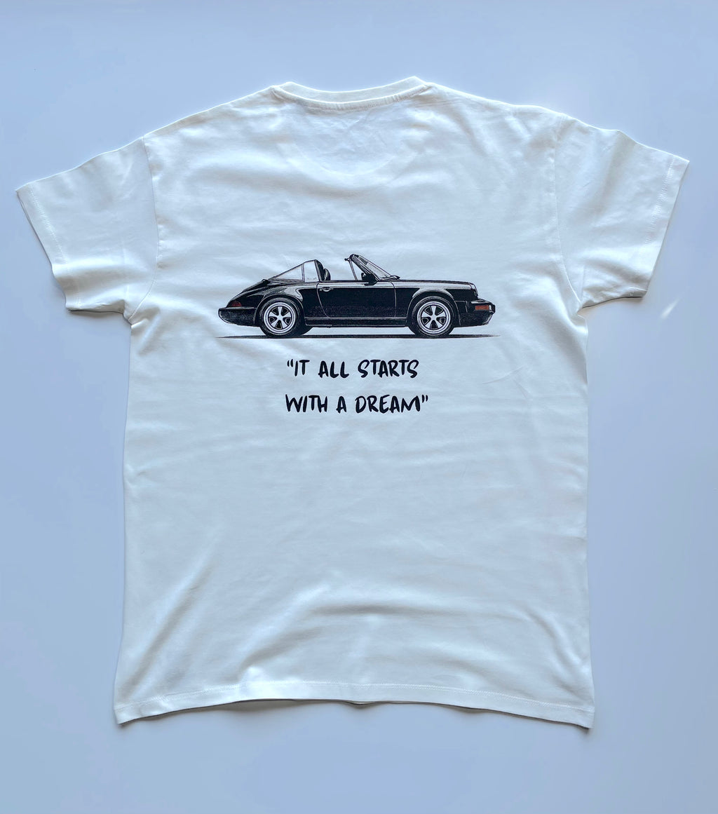 een off-white losse fit t-shirt met een op autosport en klassieke auto's geïnspireerd ontwerp. bevat een klassieke Porsche 964 911.