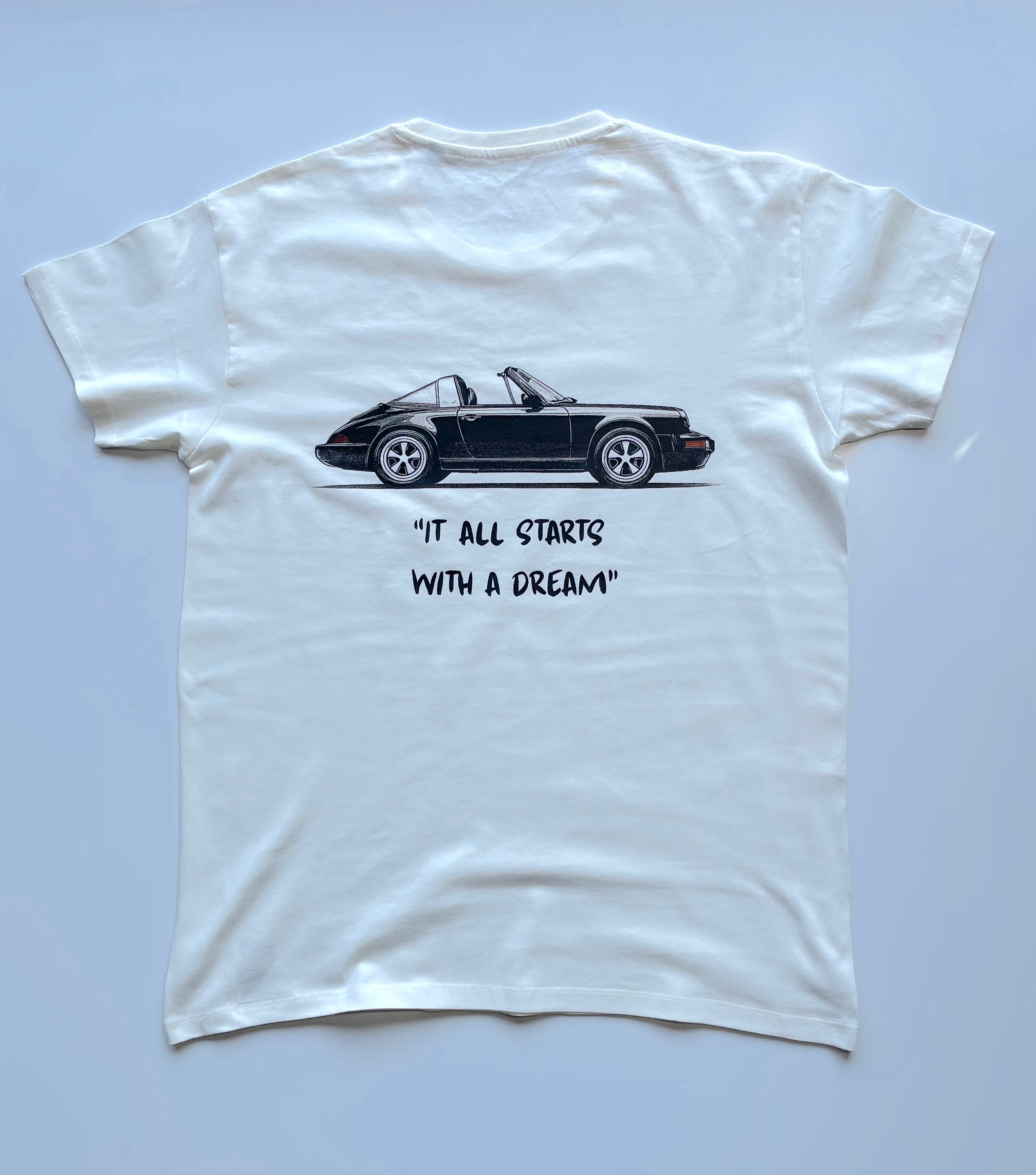 een off-white losse fit t-shirt met een op autosport en klassieke auto's geïnspireerd ontwerp. bevat een klassieke Porsche 964 911.