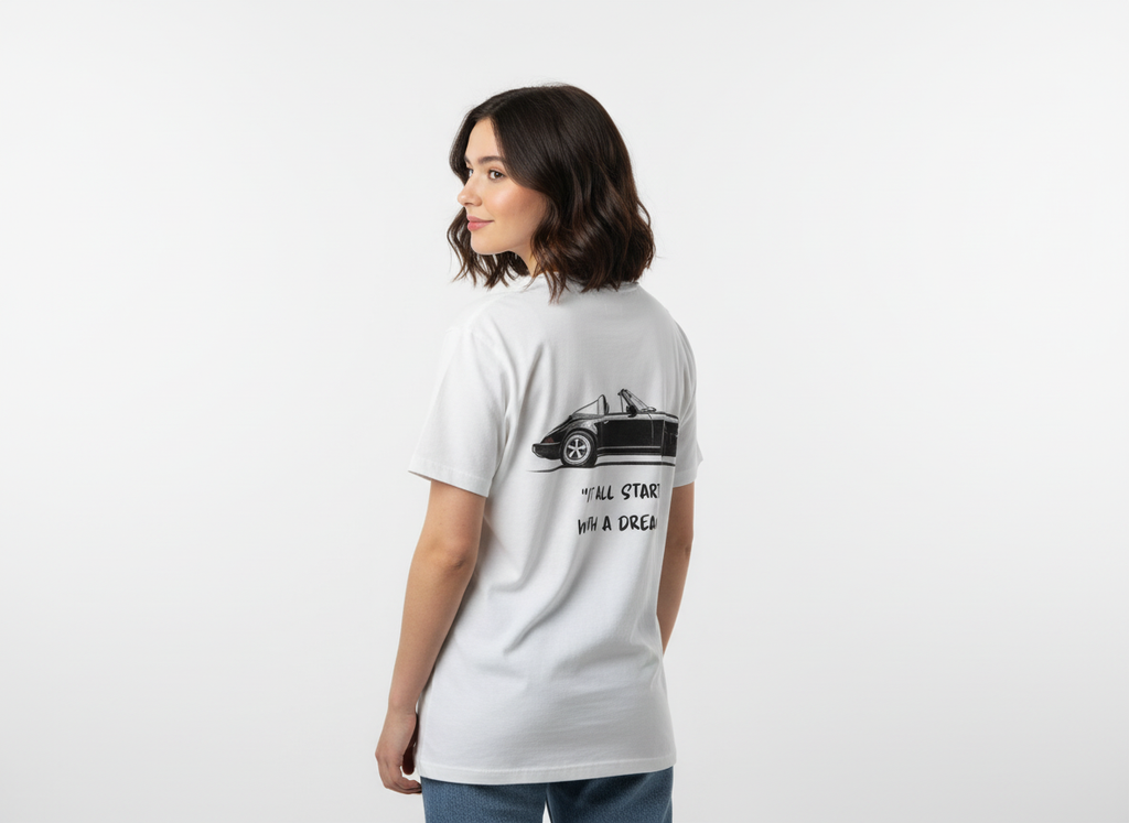 een jonge vrouw poseert met een off-white losse fit t-shirt met een op autosport en klassieke auto's geïnspireerd ontwerp. bevat een klassieke Porsche 964 911.