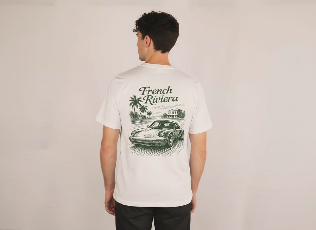 een jonge man draagt een wit losse fit t-shirt met een French Riviera geïnspireerd ontwerp. met een Porsche afgebeeld. klassieke motorsport, autosport en auto's. automotive. 
verkrijgbaar in small, medium en large. premium kwaliteit. 