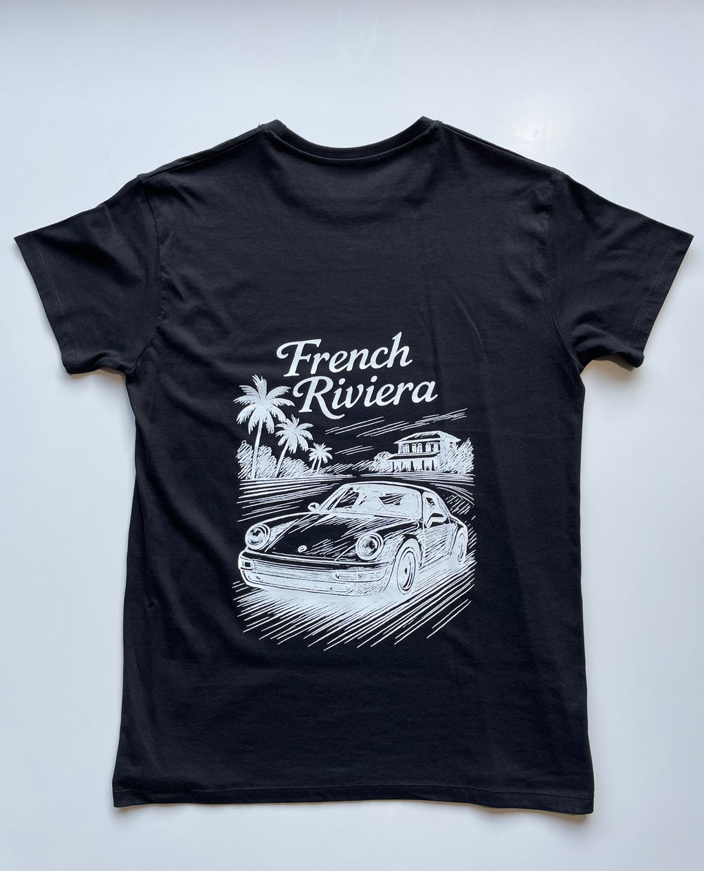 zwart losse fit t-shirt met een French Riviera geïnspireerd ontwerp. met een Porsche afgebeeld. klassieke motorsport, autosport en auto's. automotive.  verkrijgbaar in small, medium en large. premium kwaliteit.