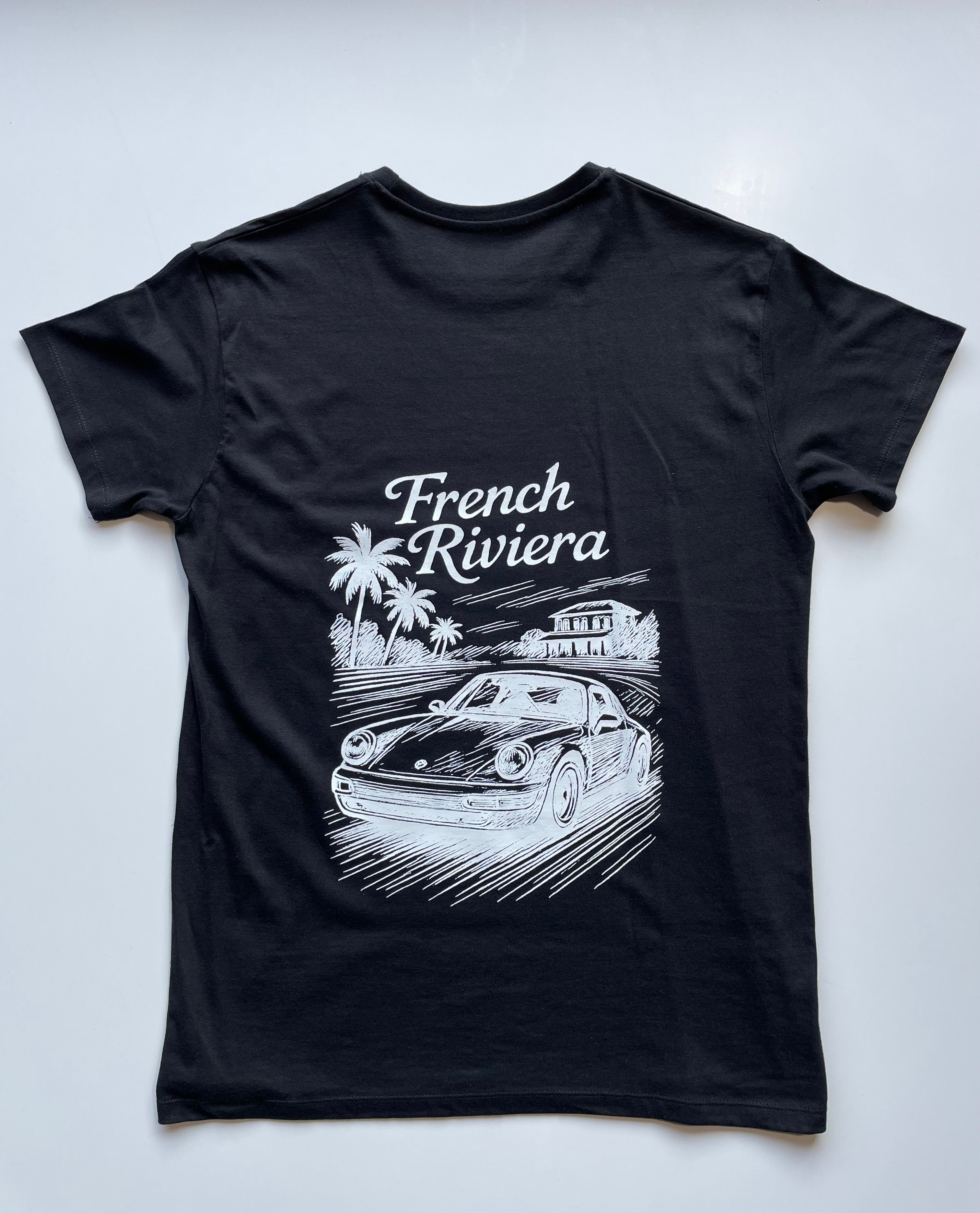 zwart losse fit t-shirt met een French Riviera geïnspireerd ontwerp. met een Porsche afgebeeld. klassieke motorsport, autosport en auto's. automotive.  verkrijgbaar in small, medium en large. premium kwaliteit.