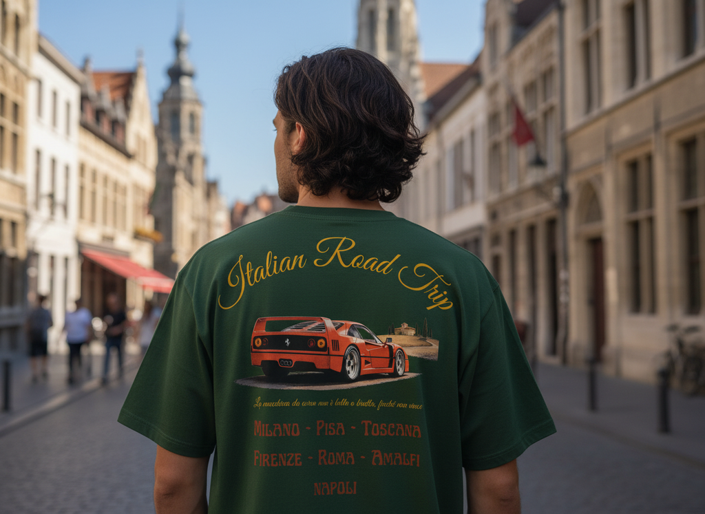 Een man draagt een donkergroen t-shirt met een Italiaans geinspireerd ontwerp dat een Ferrari f40 en een road trip met verschillende bestemmingen omvat zoals Milaan, Pisa,Toscane,Florence,Rome,Amalfi en Napels.