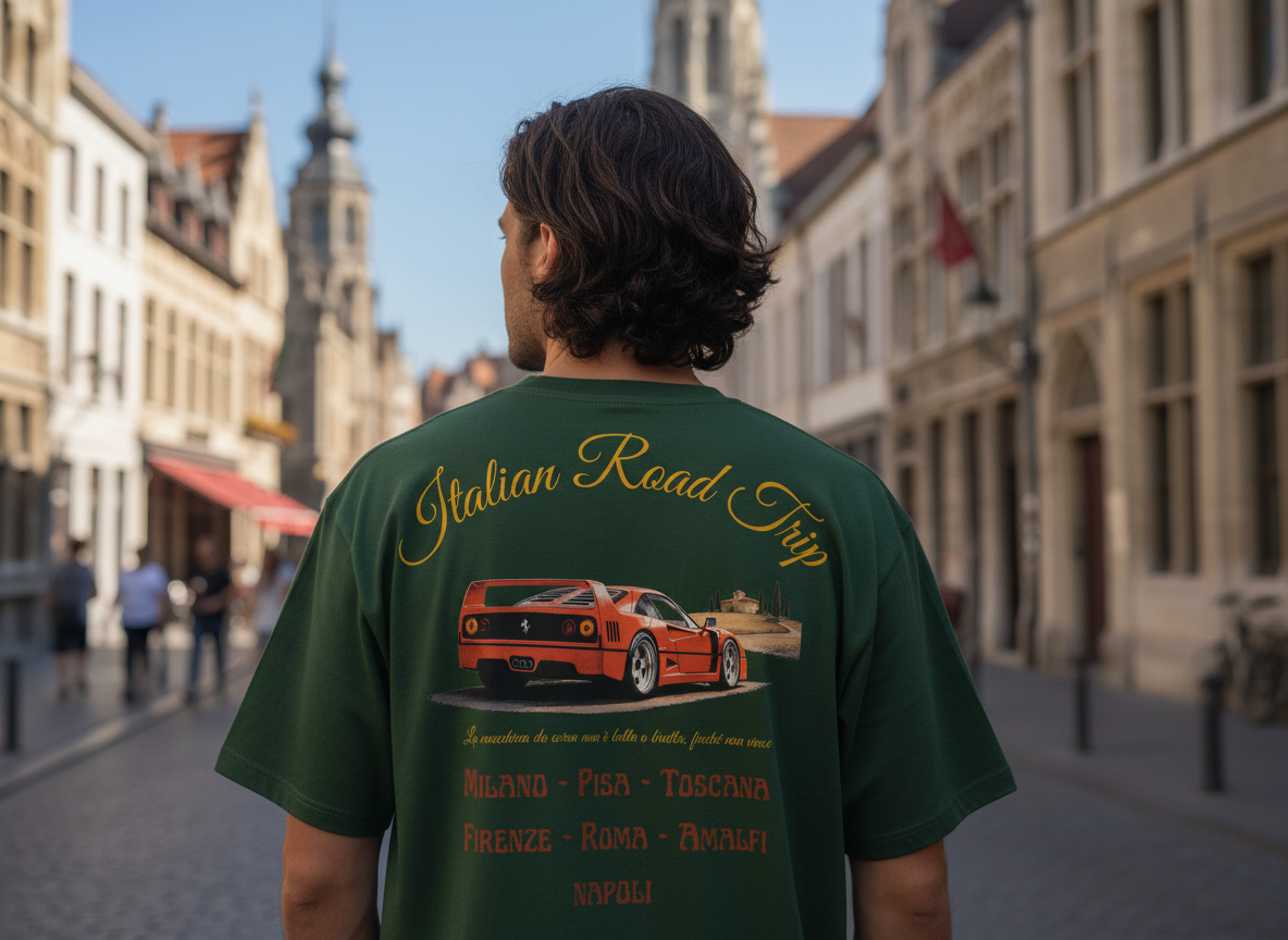 Een man draagt een donkergroen t-shirt met een Italiaans geinspireerd ontwerp dat een Ferrari f40 en een road trip met verschillende bestemmingen omvat zoals Milaan, Pisa,Toscane,Florence,Rome,Amalfi en Napels.