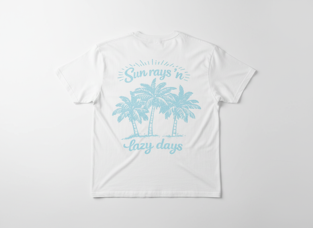 een wit t-shirt met losse pasvorm. we zien op de rug een ontwerp in lichtblauw met palmbomen en opschrift Sun rays 'n lazy days. 