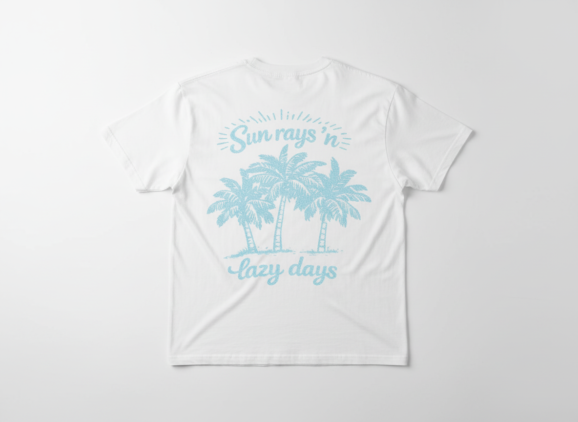 een wit t-shirt met losse pasvorm. we zien op de rug een ontwerp in lichtblauw met palmbomen en opschrift Sun rays 'n lazy days. 