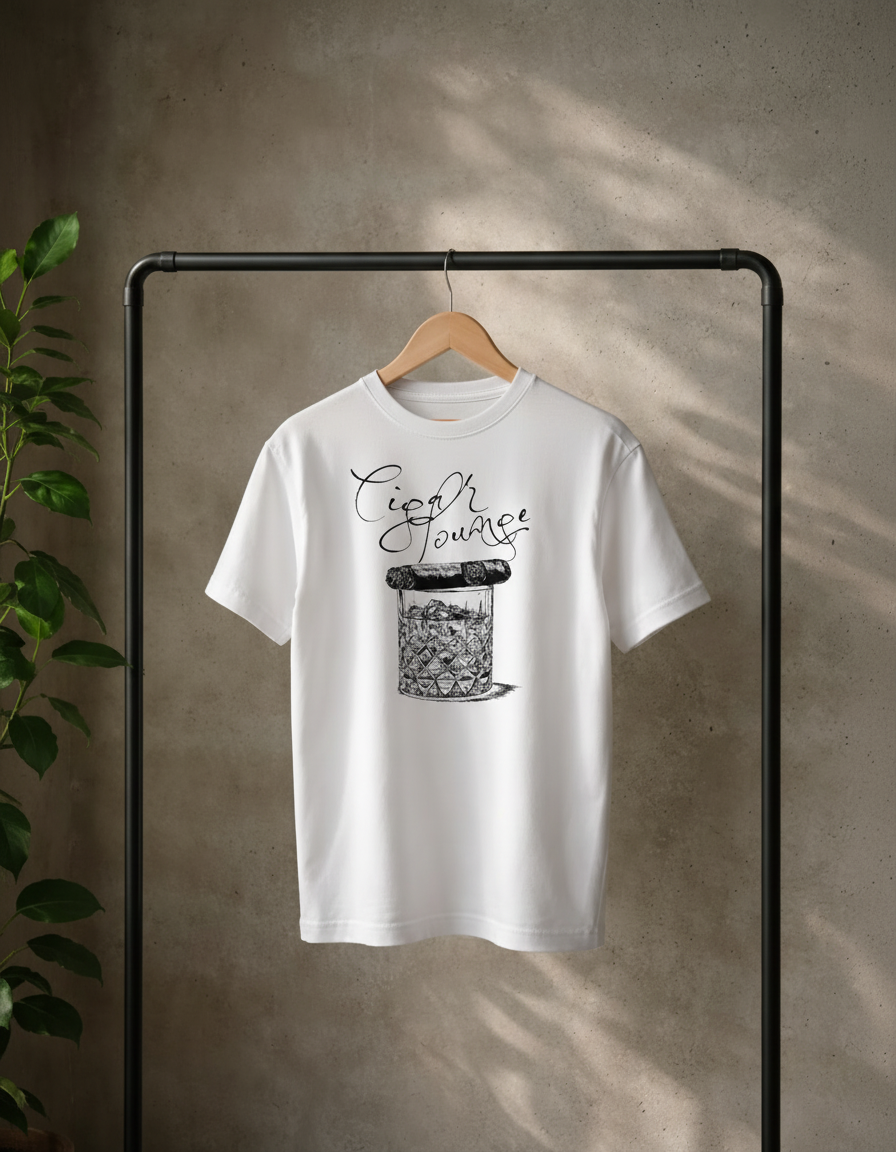 Wit t-shirt met een losse pasvorm. we zien op de rug een ontwerp met eenwhisky-glas en een sigaar, met opschrift cigar lounge. 