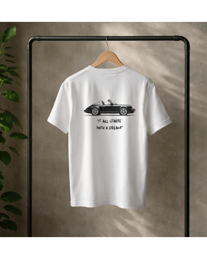 een off-white losse fit t-shirt met een op autosport en klassieke auto's geïnspireerd ontwerp. bevat een klassieke Porsche 964 911.