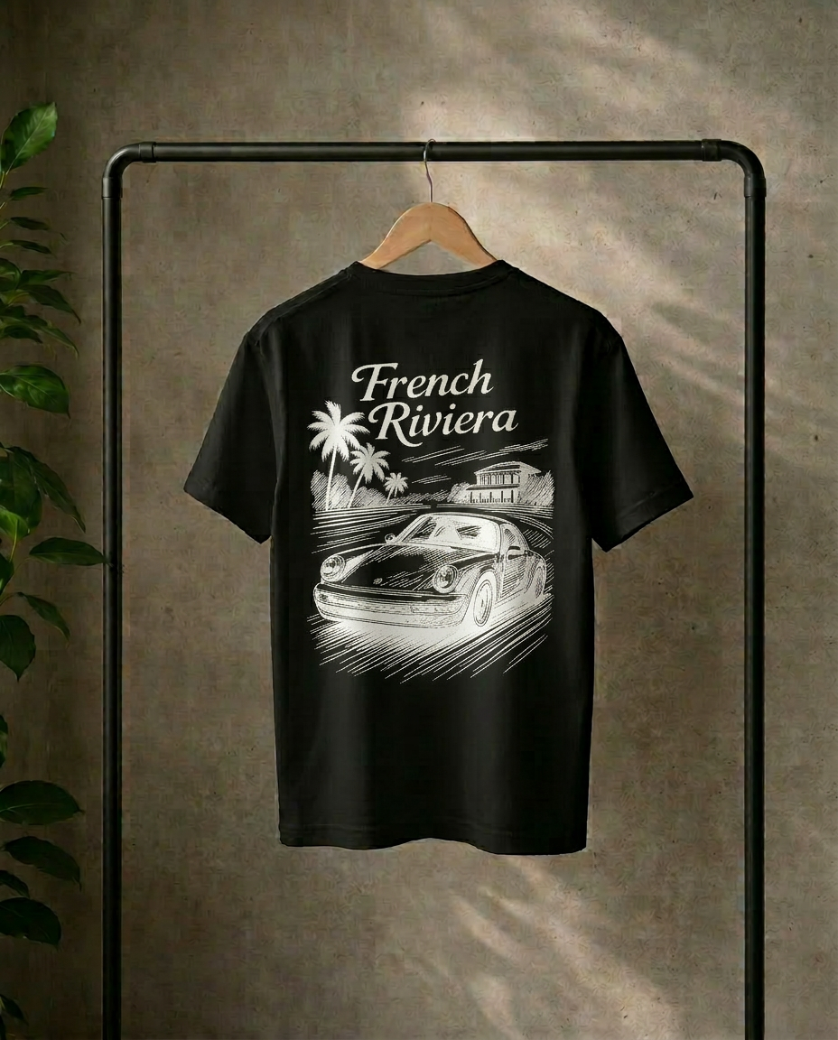 zwart losse fit t-shirt met een French Riviera geïnspireerd ontwerp. met een Porsche afgebeeld. klassieke motorsport, autosport en auto's. automotive.  verkrijgbaar in small, medium en large. premium kwaliteit.