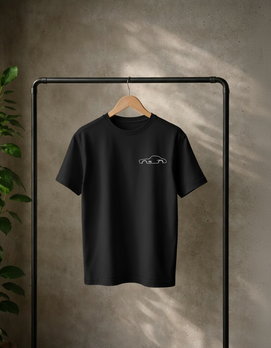 een zwart t-shirt met een losse pasvorm. we zien een minimalistisch mercedes silhouette.