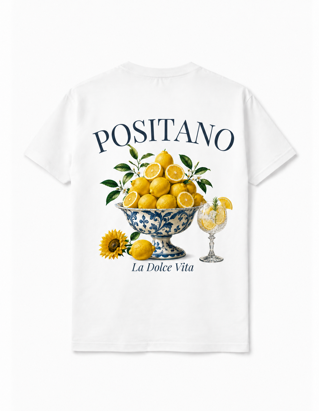 Een wit t-shirt met op de rug een zomers ontwerp met mooie citroenen in een mooi cocktailglas en zonnebloemen. de sfeer wekt een mediterraanse, Amalfi coast stijl. 