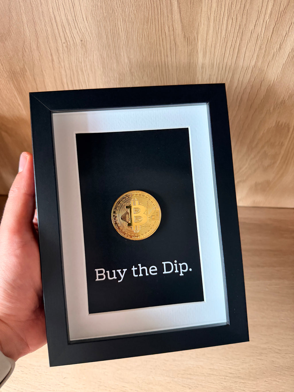 een klein kunstwerk met een gouden bitcoin munt. dagelijkse motivatie voor de echte bitcoin kenners. 