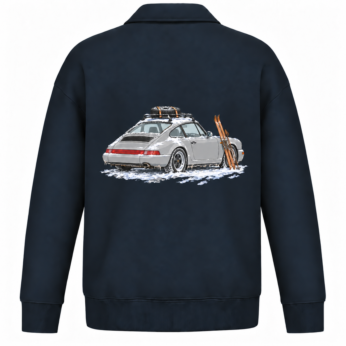 sweater in navy kleur met een porsche 964 in een winterse setting met ski's 