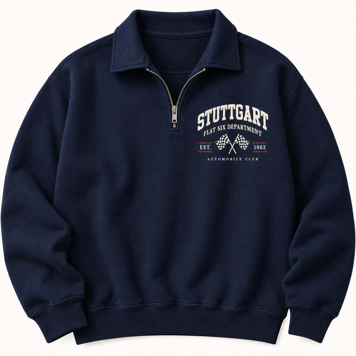 blauwe sweater met polokraag en kwartrits met op de borst een op porsche geïnspireerd ontwerp. 
