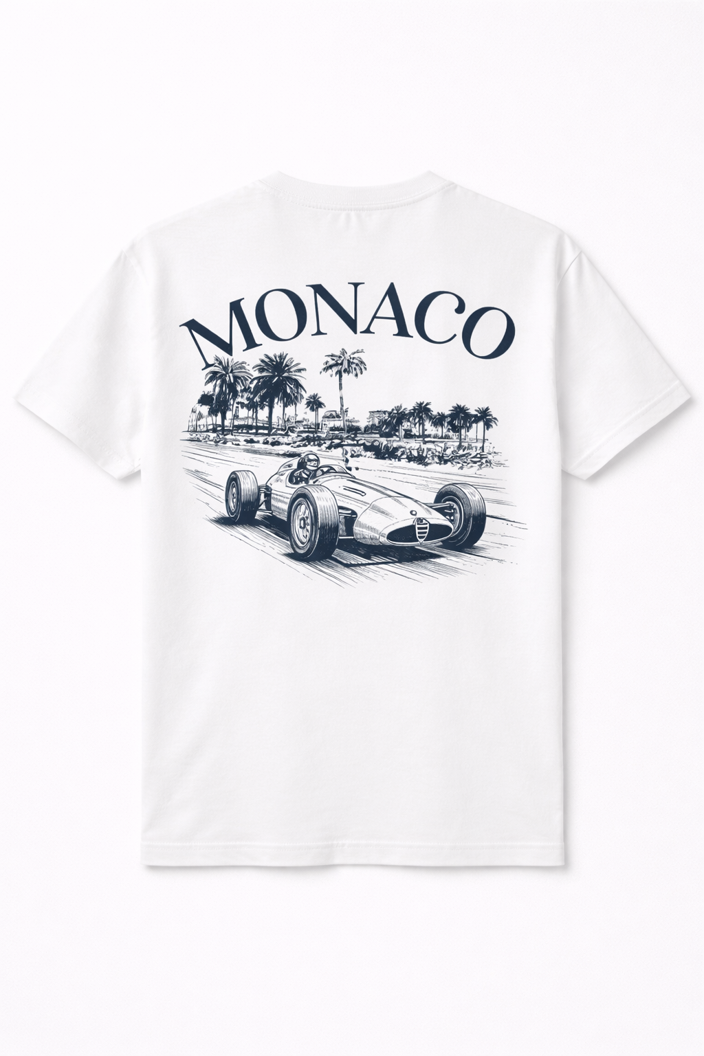 Wit t-shirt met losse pasvorm met een  donkerblauwe op autosport geïnspireerde print. We zien een oude racewagen in scene gezet in Monaco. boven de print staat in grote letters Monaco geschreven. 