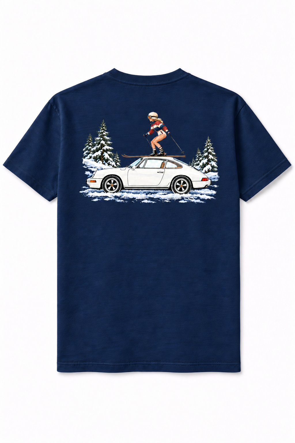 t-shirt in navy kleur met een leuke print op de rug van een klassieke porsche in winterse setting met een vrouw in retro ski kleding met ski's