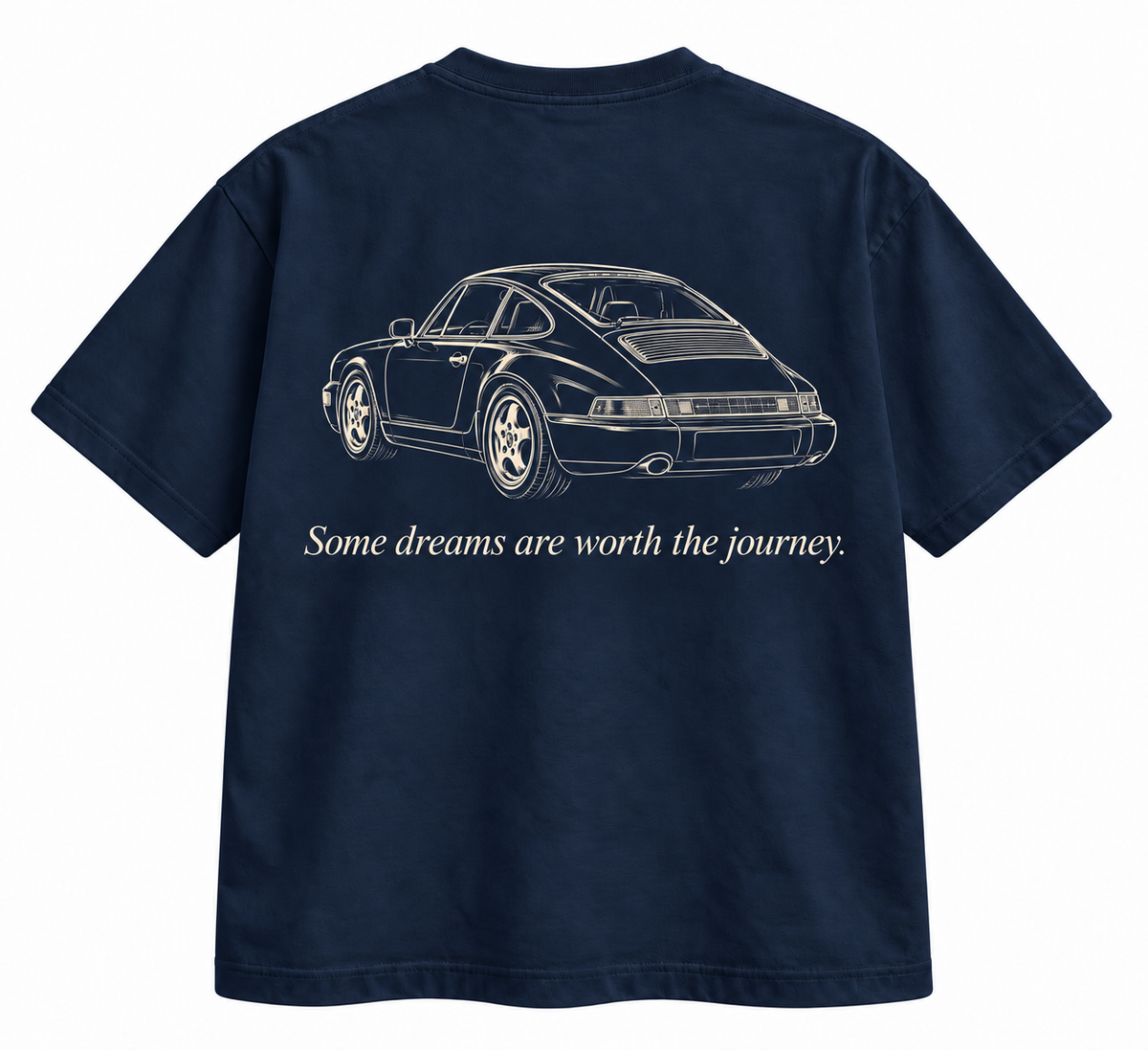 Navy blauw t-shirt met een ontwerp van een klassieke porsche met de tekst: Some dreams are worth the journey. 