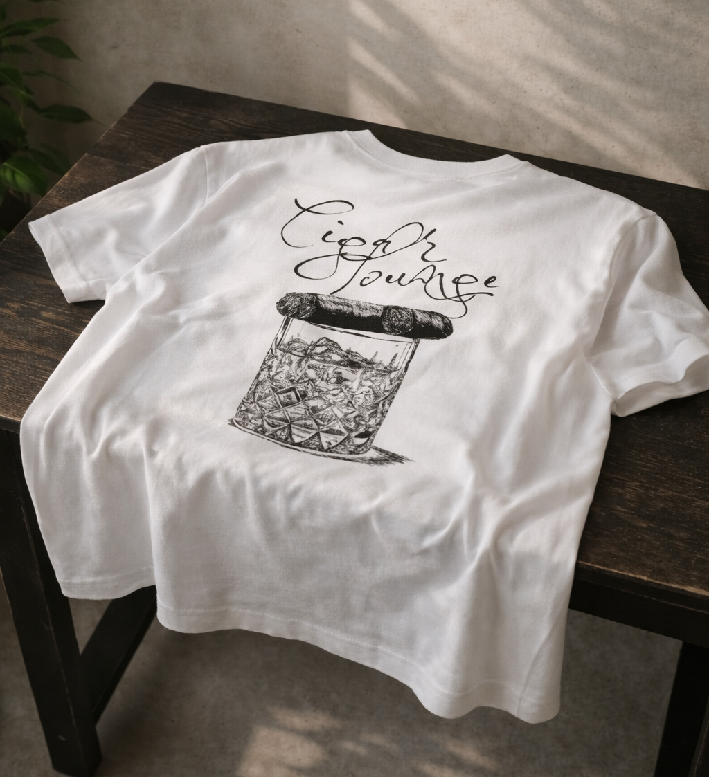 Wit t-shirt met een losse pasvorm. we zien op de rug een ontwerp met eenwhisky-glas en een sigaar, met opschrift cigar lounge. 