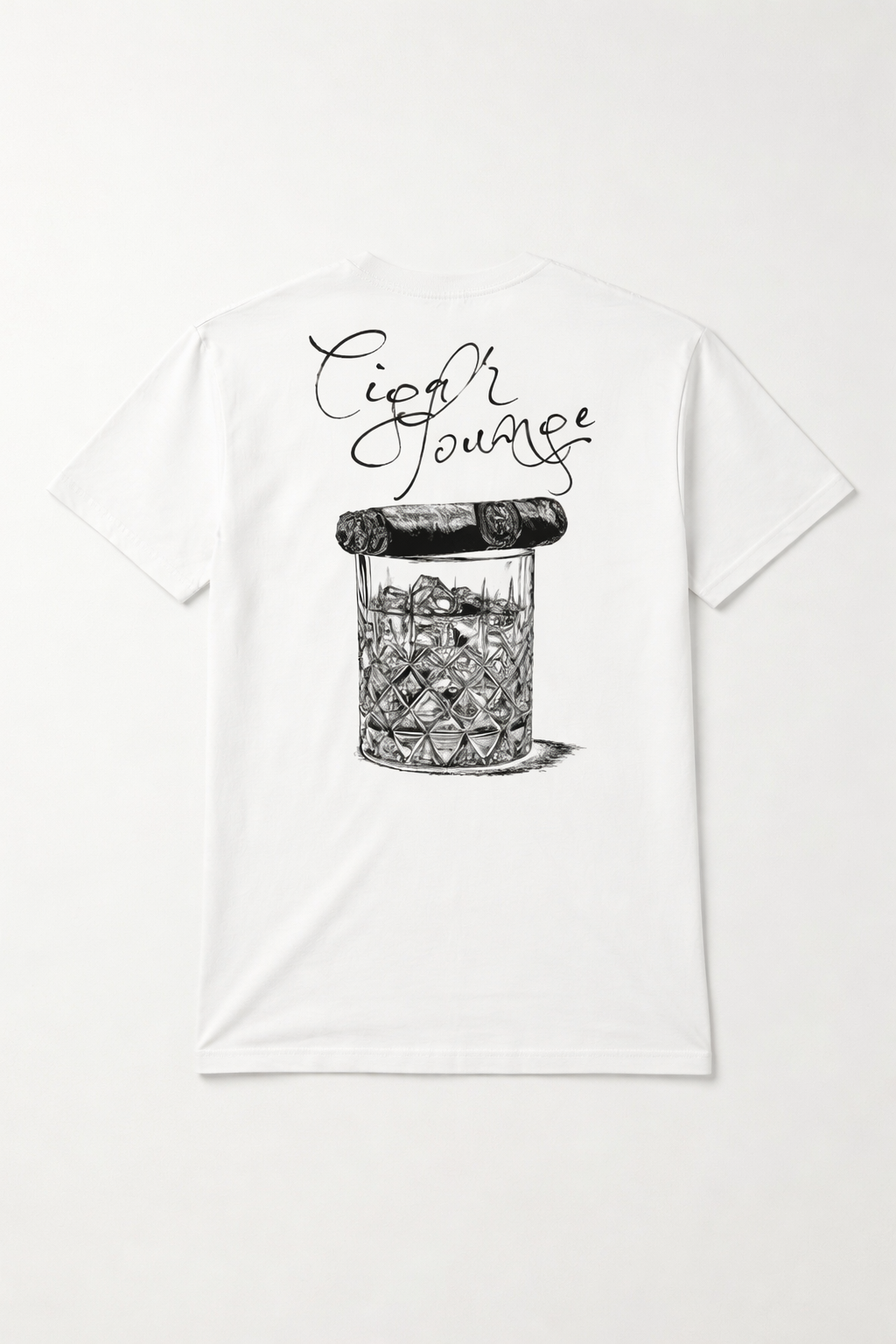 Wit t-shirt met een losse pasvorm. we zien op de rug een ontwerp met eenwhisky-glas en een sigaar, met opschrift cigar lounge. 