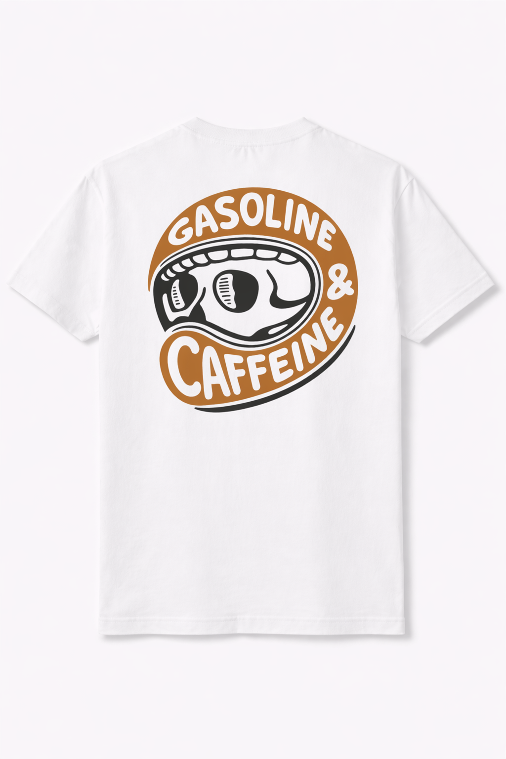 Wit t-shirt met een losse pasvorm. op de rug van het t-shirt staat een ontwerp van een motorhelm met opschrift Gasoline & caffeine.