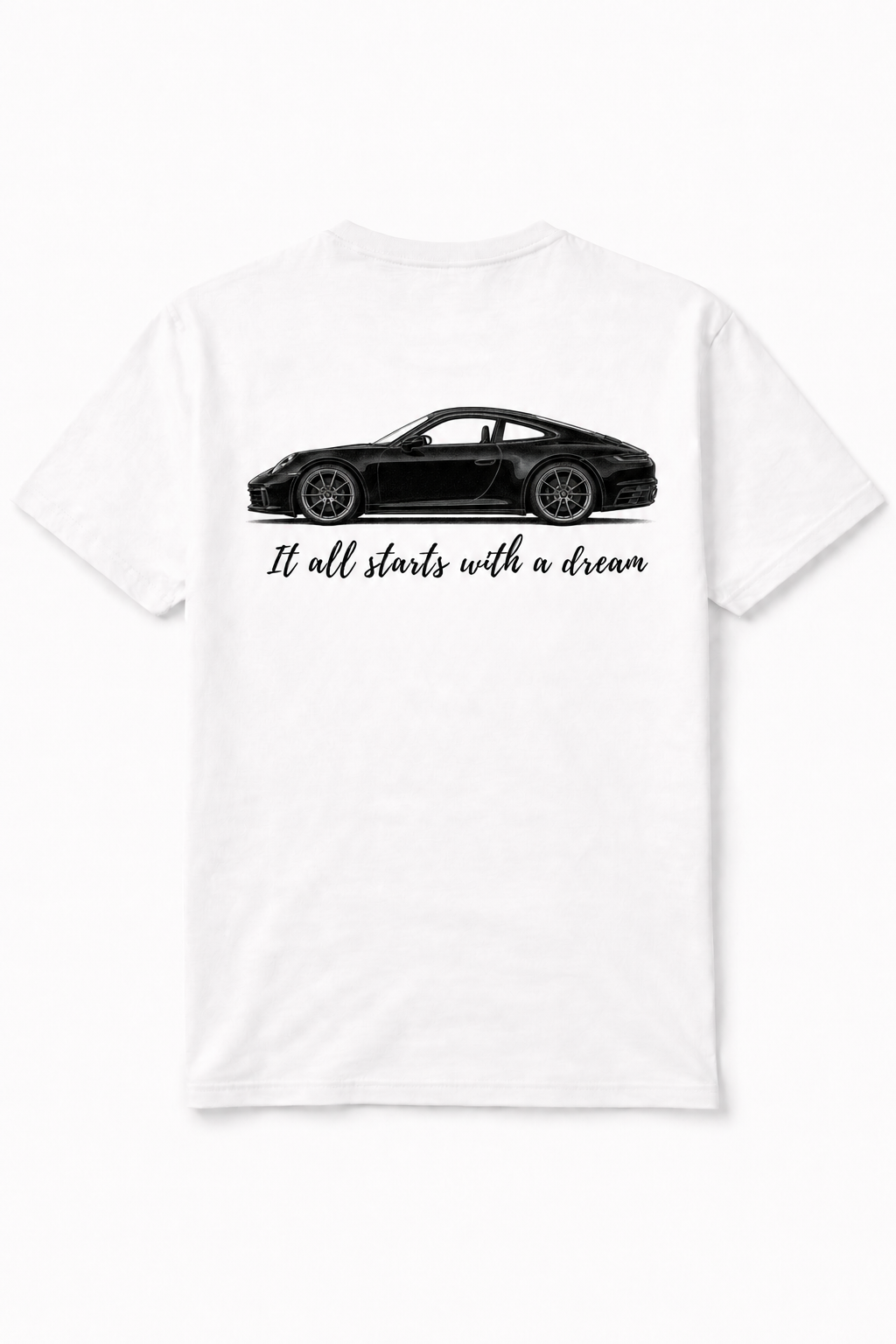 Wit t-shirt met losse pasvorm. we zien een recente porsche 911 van 2023 met daaronder de motivatie tekst It all Starts With A Dream 