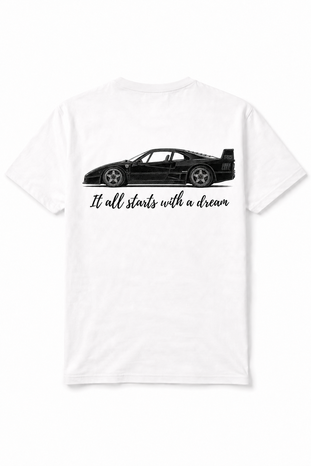 Wit losse pasvorm t-shirt met daarop een klassieke ferrari F40 afgebeeld. onder de wagen staat de motivatie tekst It all starts with a dream. 