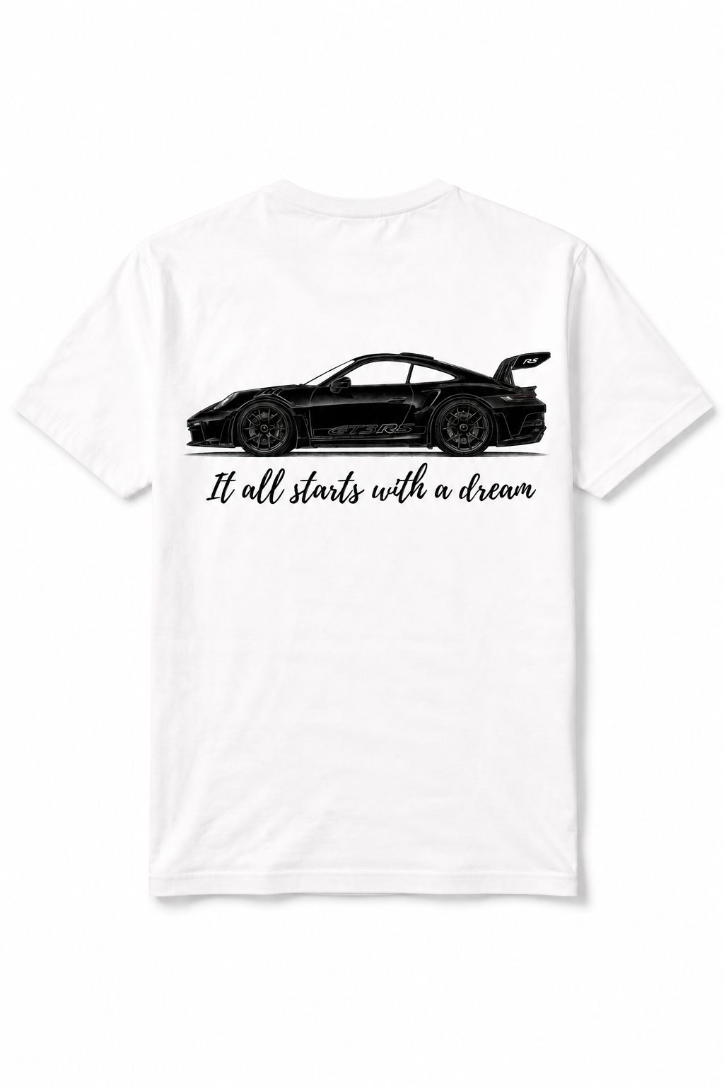 Wit losse pasvorm t-shirt met daarop een porsche GT3 afgebeeld. onder de wagen staat de motivatie tekst It all starts with a dream. 
