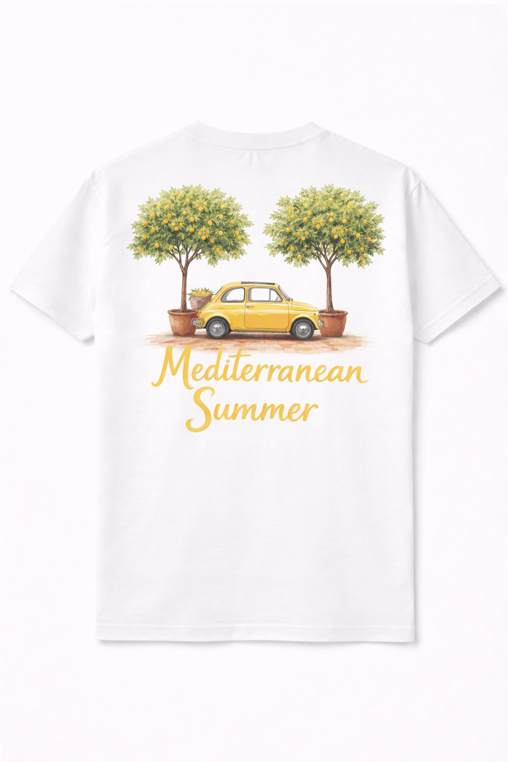 Wit t-shirt met een losse pasvorm. op de rug van het t-shirt staat een ontwerp met een klassieke gele fiat 500 met 2 mooie grote citroenbomen op een terracotta ondergrond. onder het ontwerp staat in sierlijke gele letters Mediterranean Summer.