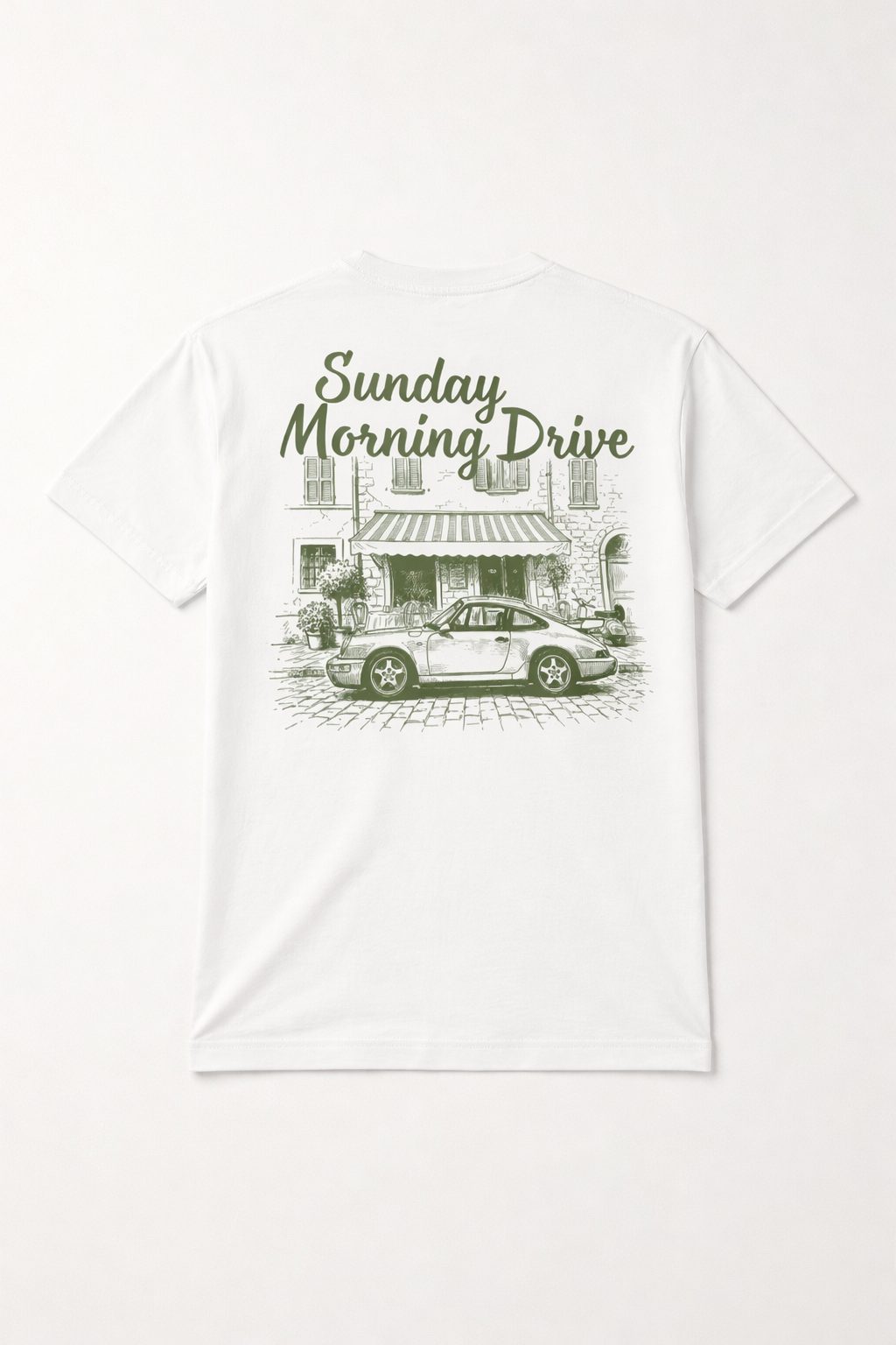 Een wit t-shirt met losse pasvorm. We zien een Porsche geparkeerd voor een gezellig koffiehuis. de tekst op het t-shirt: Sunday Morning Drive.