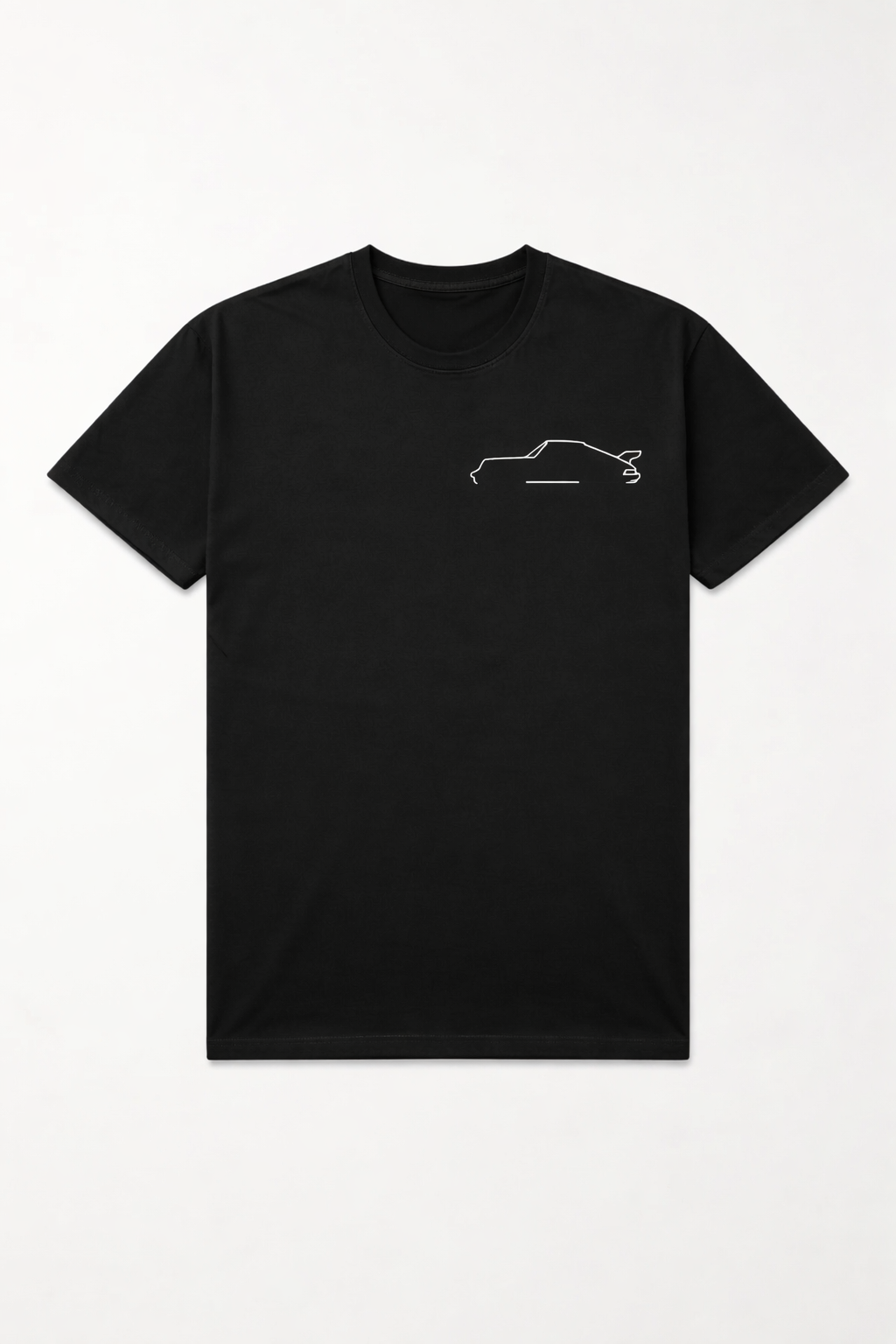een zwart t-shirt met een losse pasvorm. we zien een minimalistisch Porsche silhouette.