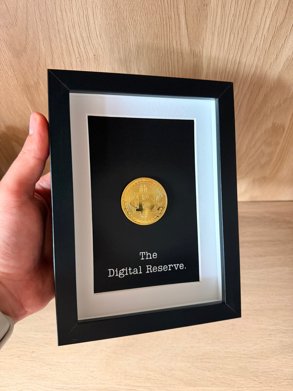 een klein kunstwerk voor de echt bitcoin kenner en investeerder. een dagelijkse motivatie. gemaakt met een gouden bitcoin munt. 